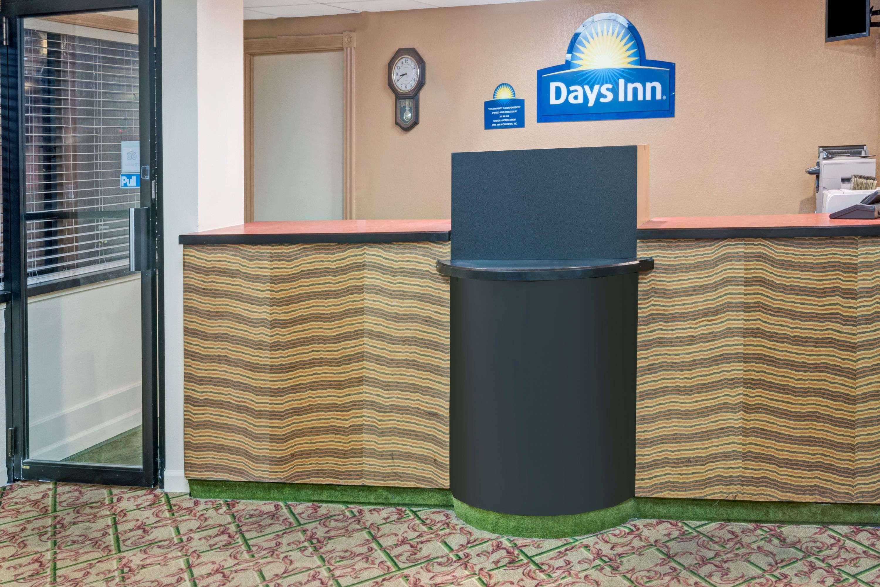 Days Inn By Wyndham Branford New Haven Conference Center Экстерьер фото