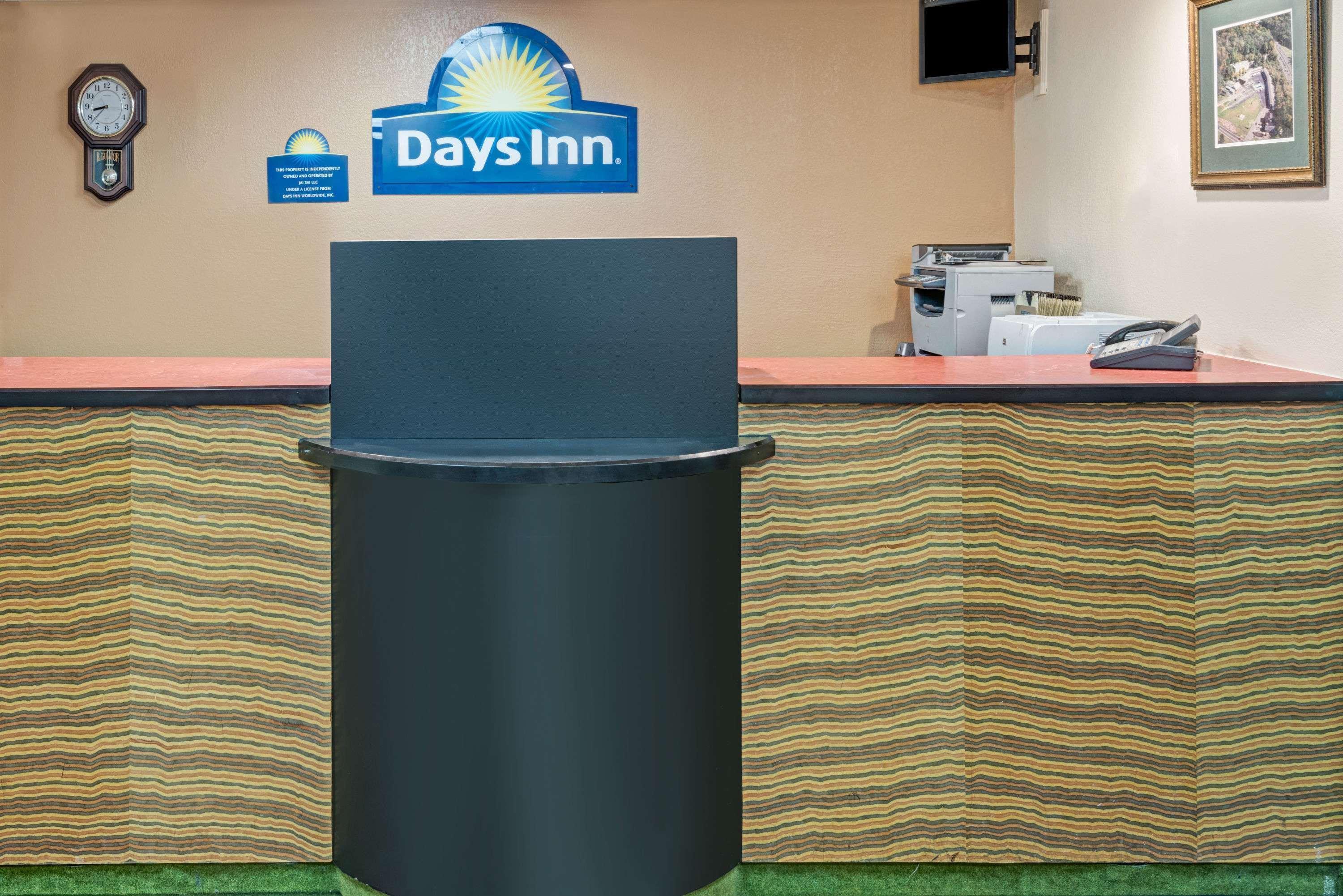 Days Inn By Wyndham Branford New Haven Conference Center Экстерьер фото